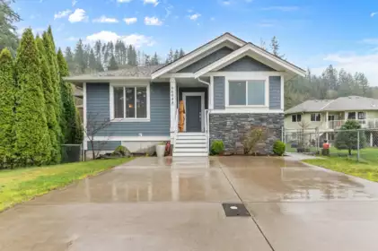 66044 Ogilview Drive, Hope, BC, Kawkawa Lake — 3 bed single family residence for sale