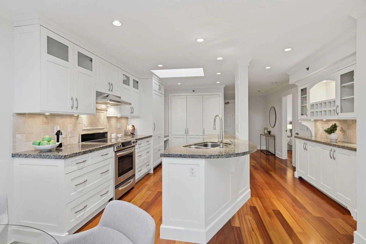 Dining Area Photo of 302 2455 Bellevue Avenue, West Vancouver, BC