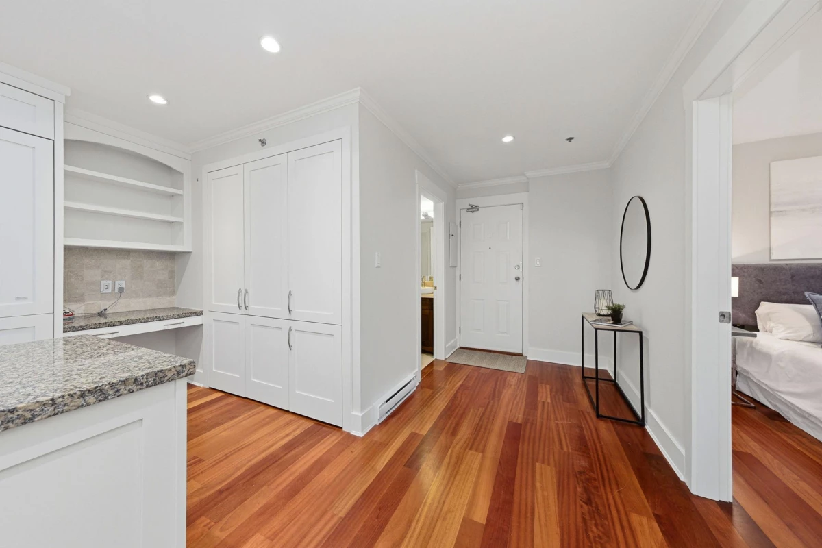 Living Room Photo of 302 2455 Bellevue Avenue, West Vancouver, BC