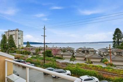Backyard Photo of 302 2455 Bellevue Avenue, West Vancouver, BC
