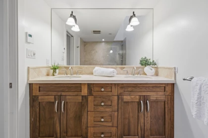 Hallway Photo of 302 2455 Bellevue Avenue, West Vancouver, BC