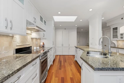 Kitchen Photo of 302 2455 Bellevue Avenue, West Vancouver, BC