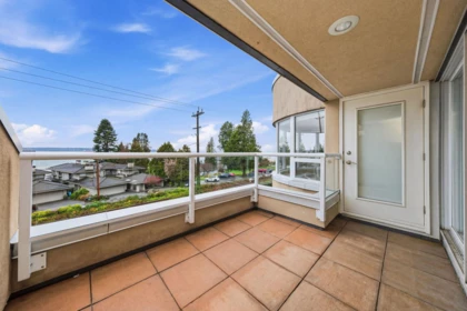 Outdoor Patio Photo of 302 2455 Bellevue Avenue, West Vancouver, BC