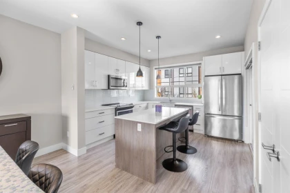 Kitchen Island Photo of 15 1938 North Parallel Road, Abbotsford, BC