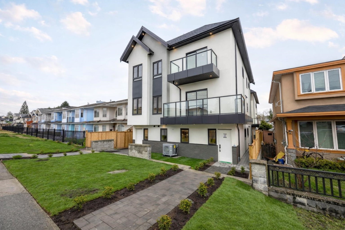 Exterior Rear Photo of 4 7353 12th Ave, Burnaby, BC