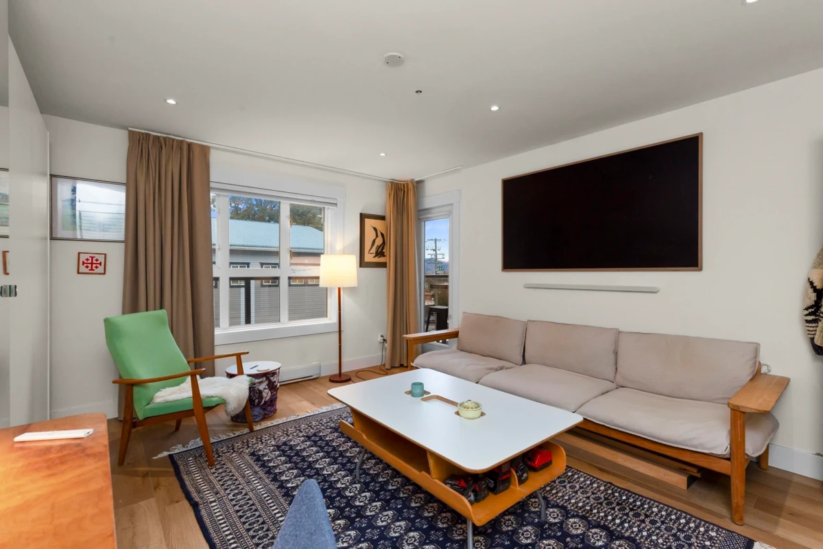 Living Room Photo of 113 33165 2 Avenue, Mission, BC