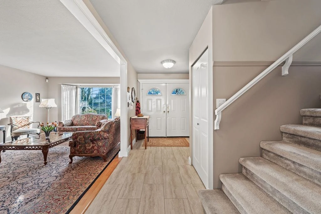 Dining Area Photo of 19620 Somerset Drive, Pitt Meadows, BC