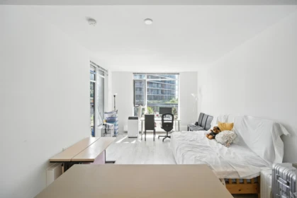 418 8850 University Crescent, Burnaby, BC, Burnaby — Apartment/Condo for sale