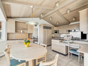 Kitchen Island Photo of 1331 Chartwell Drive, West Vancouver, BC