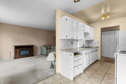 Walk-In Closet Photo of 311 32175 Old Yale Road, Abbotsford, BC