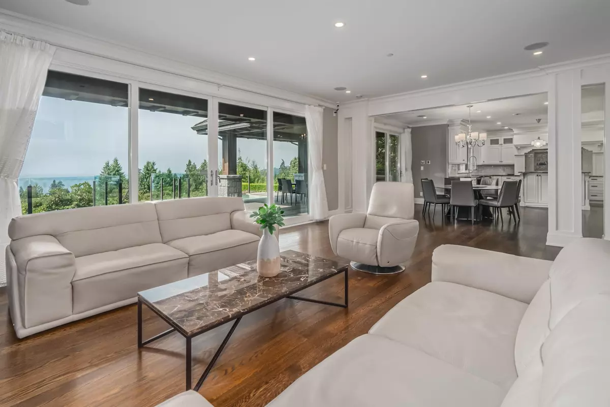Dining Area Photo of 2638 Queens Avenue, West Vancouver, BC