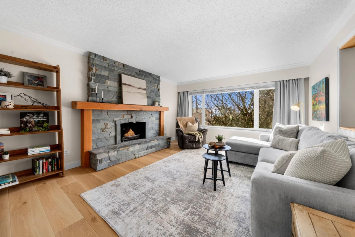 Dining Area Photo of 3300 Mahon Avenue, North Vancouver, BC