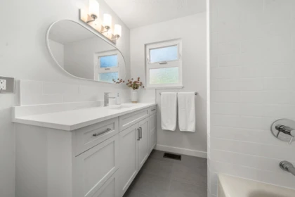 Hallway Photo of 3300 Mahon Avenue, North Vancouver, BC