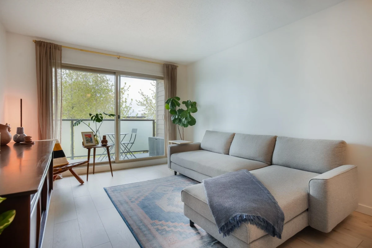 Family Room Photo of 405 1864 Frances Street, Vancouver, BC