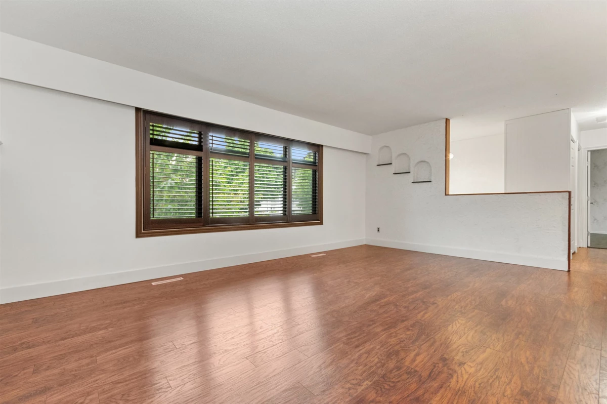 Living Room Photo of 45282 South Sumas Road, Chilliwack, BC