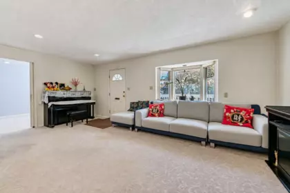 Kitchen Island Photo of 3335 Dieppe Drive, Vancouver, BC