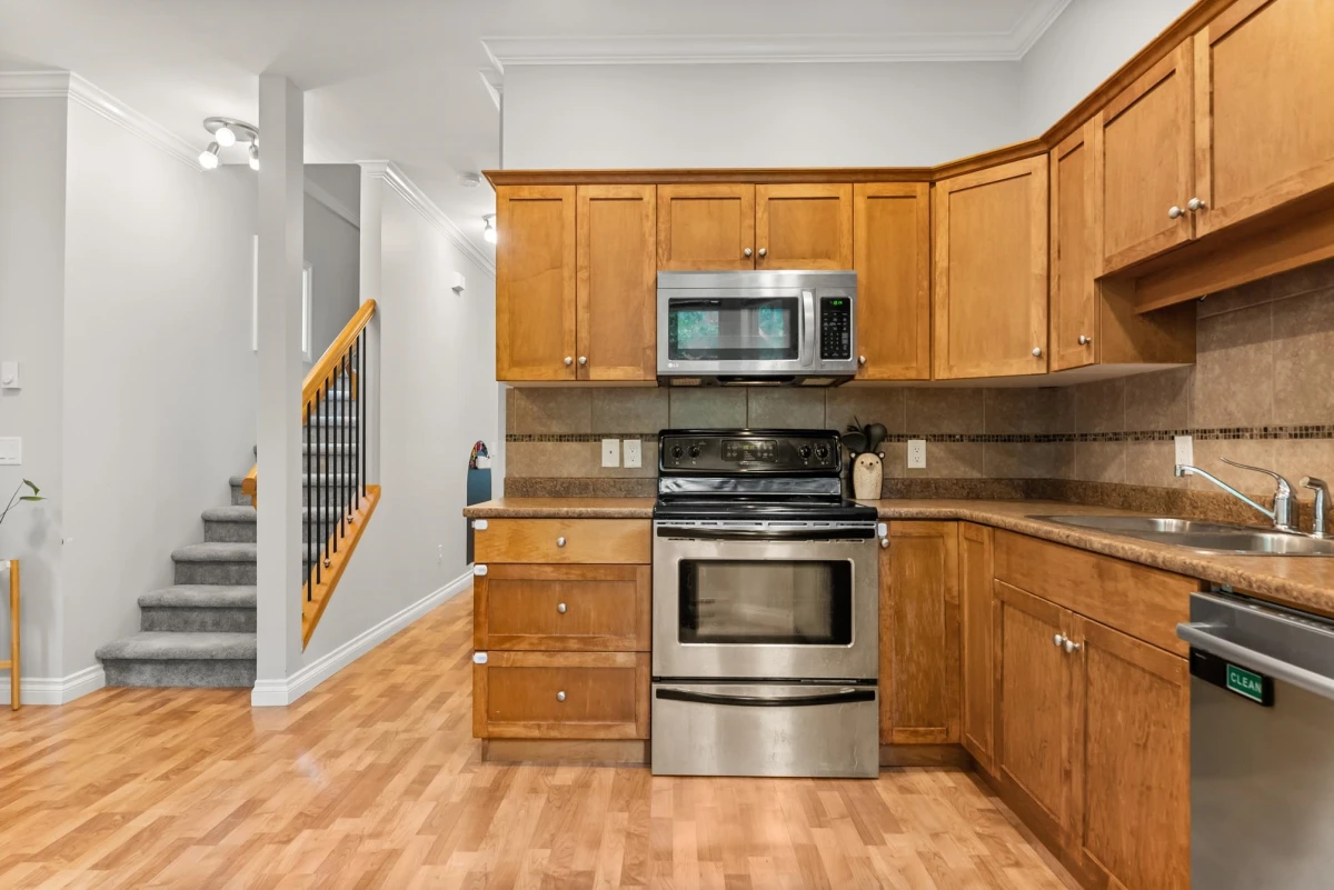 Dining Area Photo of 20 33321 George Ferguson Way, Abbotsford, BC