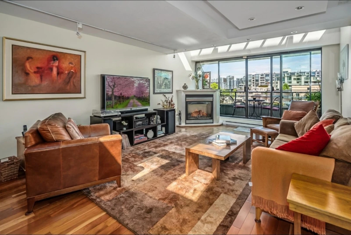 Dining Area Photo of 313 674 Leg In Boot Square, Vancouver, BC