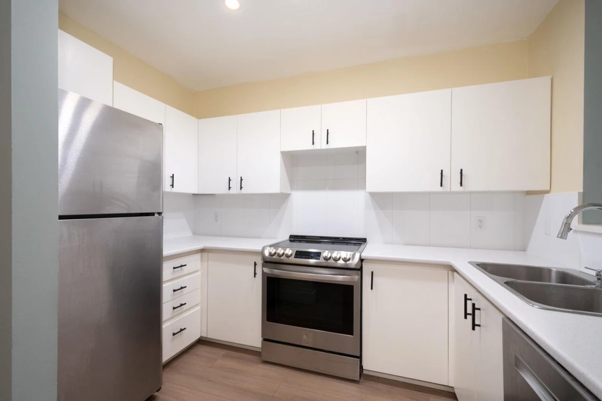 Dining Area Photo of 310 1177 Hornby Street, Vancouver, BC
