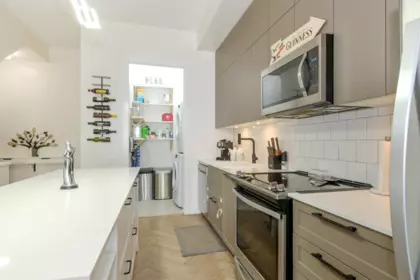 Kitchen Photo of 106 17578 57a Avenue, Surrey, BC