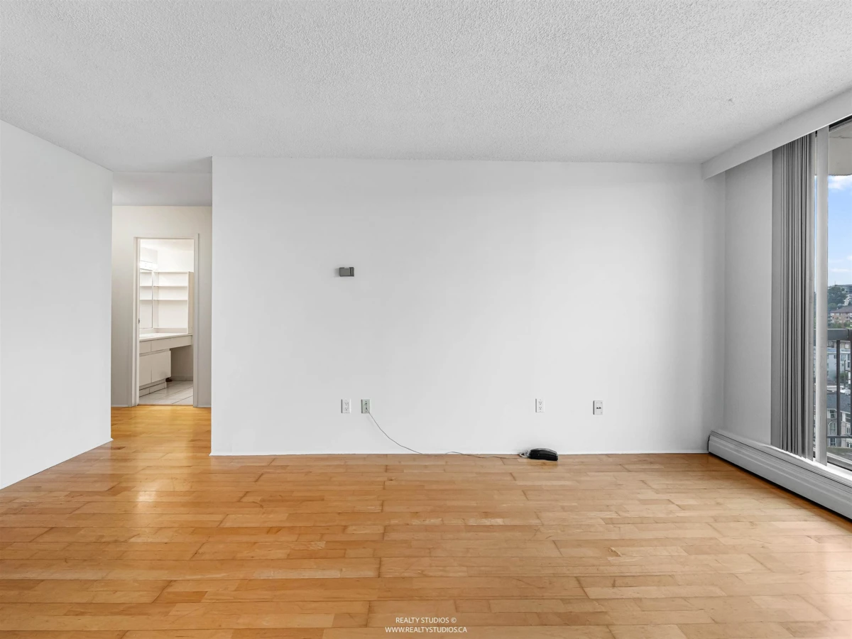 Living Room Photo of 1605 145 St. Georges Avenue, North Vancouver, BC