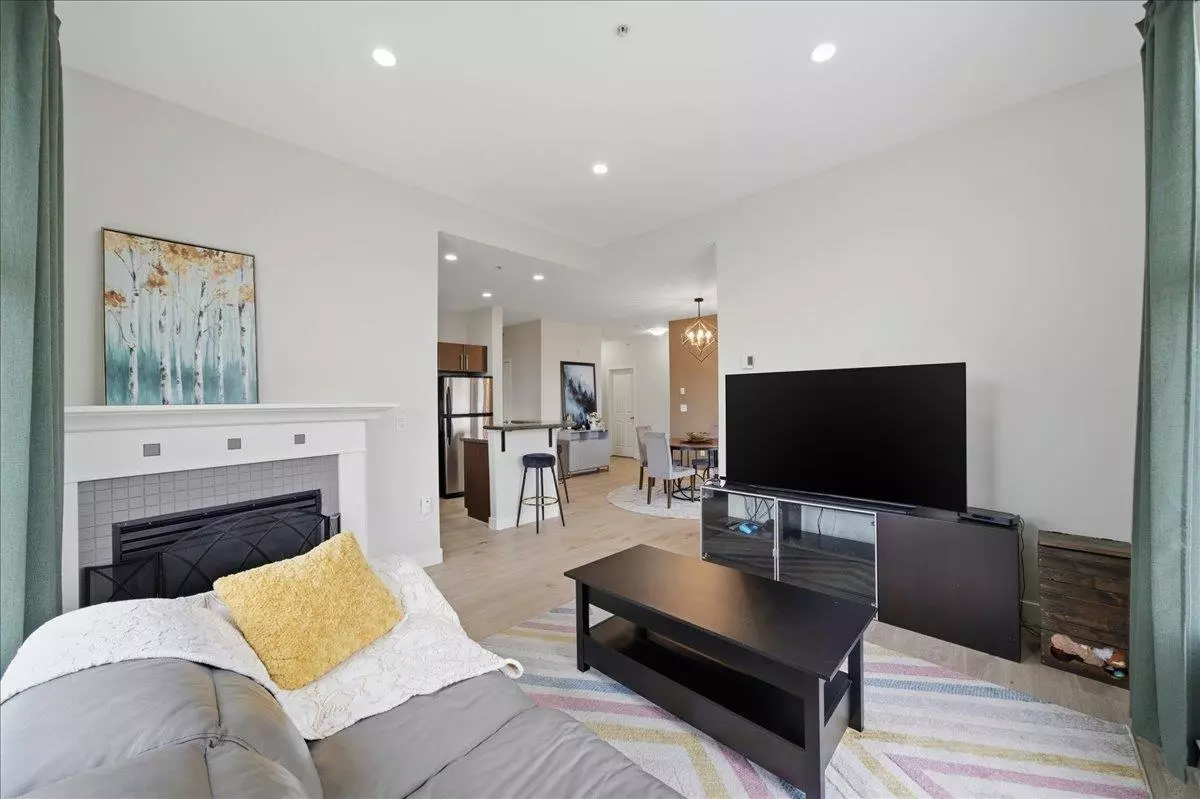 Family Room Photo of 410 2478 Shaughnessy Street, Port Coquitlam, BC
