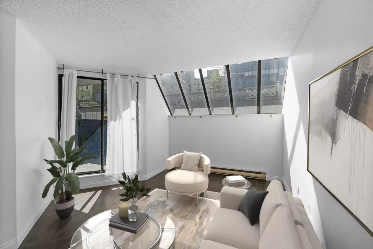 Dining Area Photo of 207 1270 Robson Street, Vancouver, BC