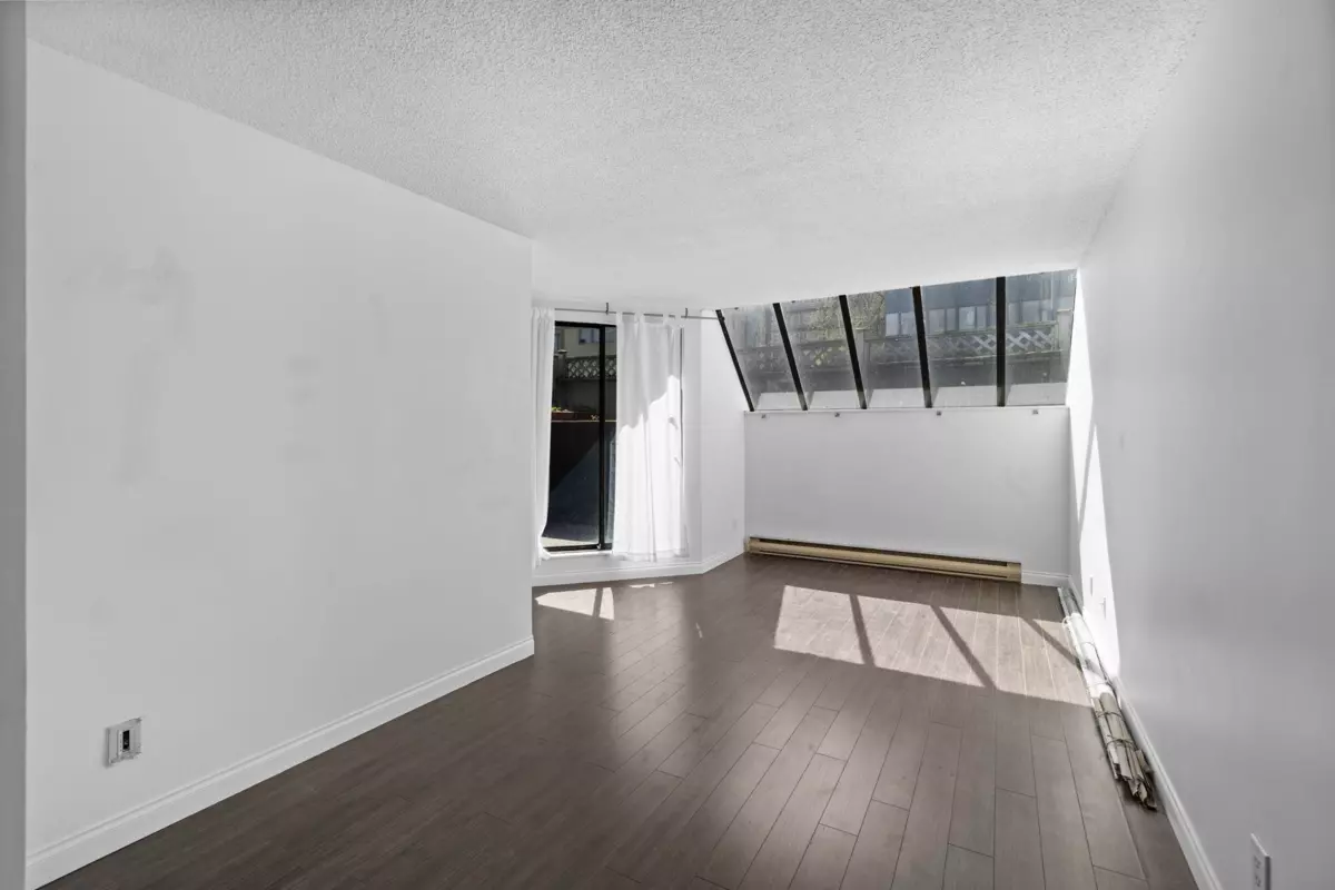 Family Room Photo of 207 1270 Robson Street, Vancouver, BC