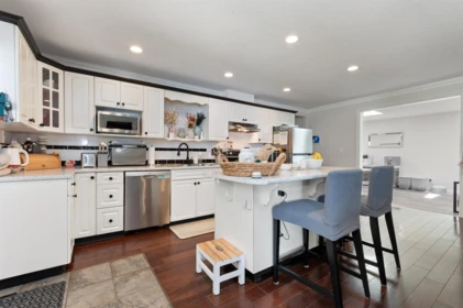 Kitchen Island Photo of 50765 Mountview Road, Chilliwack, BC