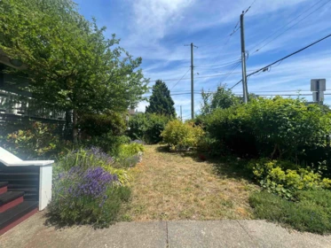 Garden / Landscaping Photo of 364 E 14th Street, North Vancouver, BC