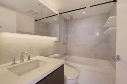Primary Bathroom Photo of 4206 13696 100 Avenue, Surrey, BC