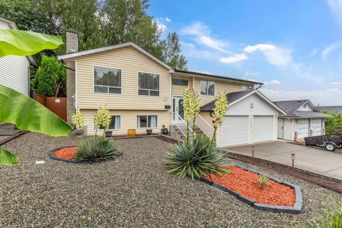 Living Room Photo of 33039 Malahat Place, Abbotsford, BC