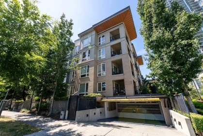Front Yard Photo of 216 13339 102a Avenue, Surrey, BC