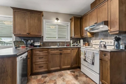 Kitchen Photo of 9758 Linwood Street, Chilliwack, BC