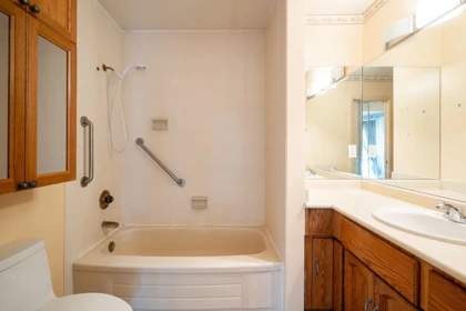 Guest Bathroom Photo of 201 14957 Thrift Avenue, White Rock, BC