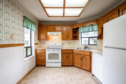 Kitchen Island Photo of 201 14957 Thrift Avenue, White Rock, BC