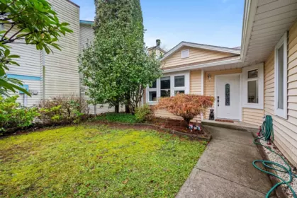 Kitchen Island Photo of 11937 237a Street, Maple Ridge, BC