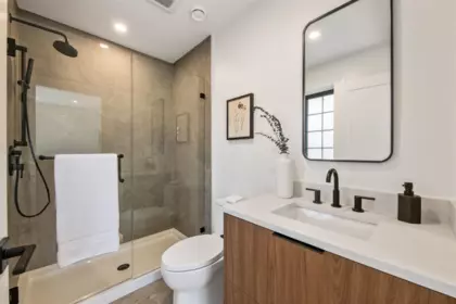 Guest Bathroom Photo of 2 1166 E 26th Avenue, Vancouver, BC