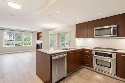 Kitchen Island Photo of 205 2940 King George Boulevard, Surrey, BC