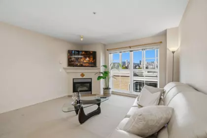 Kitchen Island Photo of 319 678 W 7th Avenue, Vancouver, BC