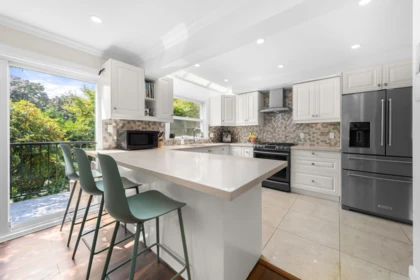 Kitchen Photo of 4 230 W 16th Street, North Vancouver, BC