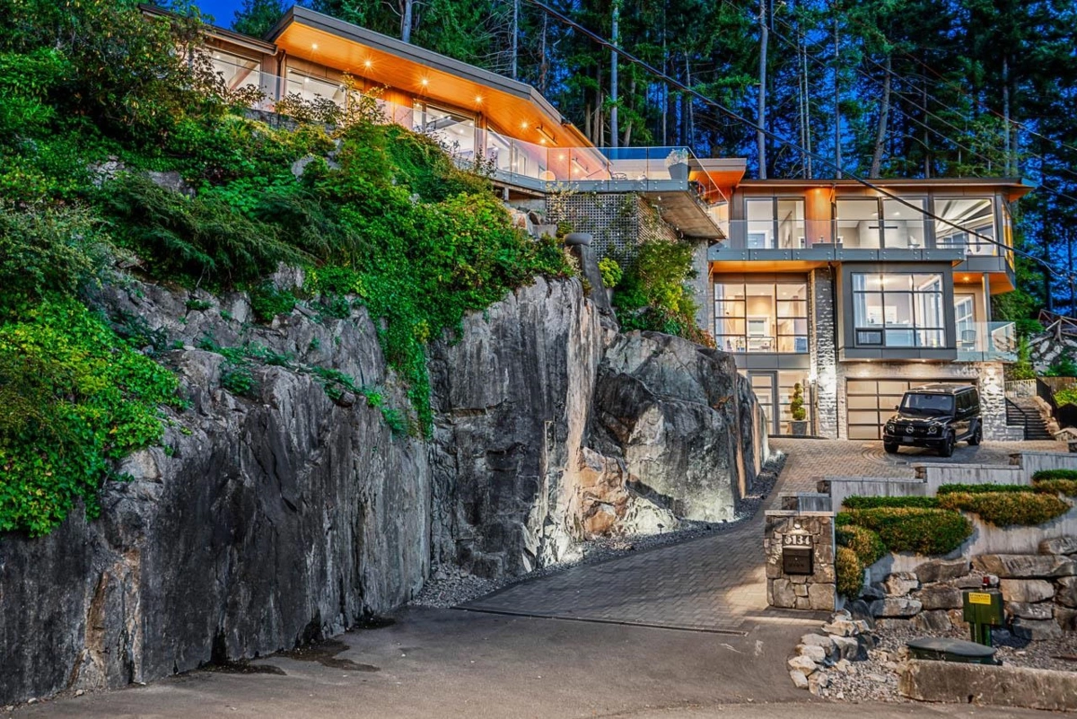 Living Room Photo of 5134 Pitcairn Place, West Vancouver, BC
