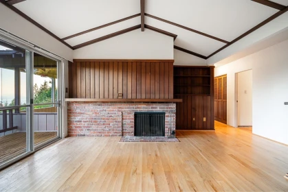 Hallway Photo of 3898 Southridge Avenue, West Vancouver, BC