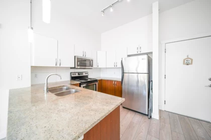 402 13555 Gateway Drive, Surrey, BC, Surrey — Apartment/Condo for sale