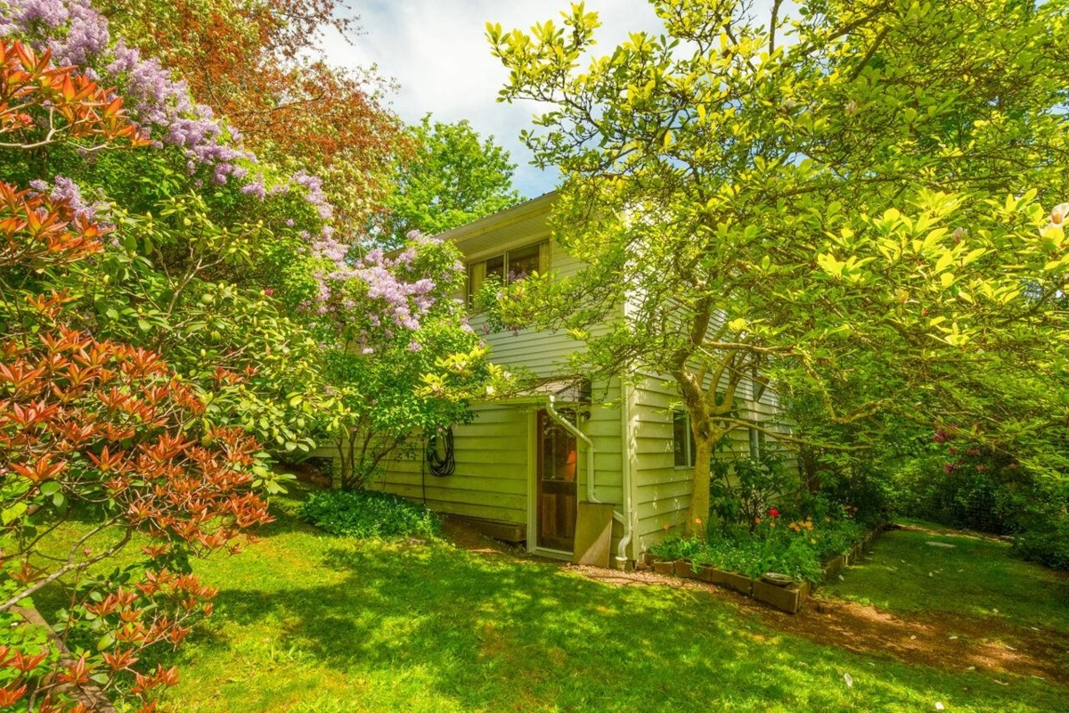 Basement Recreation Room Photo of 508 Collins Road, Bowen Island, BC