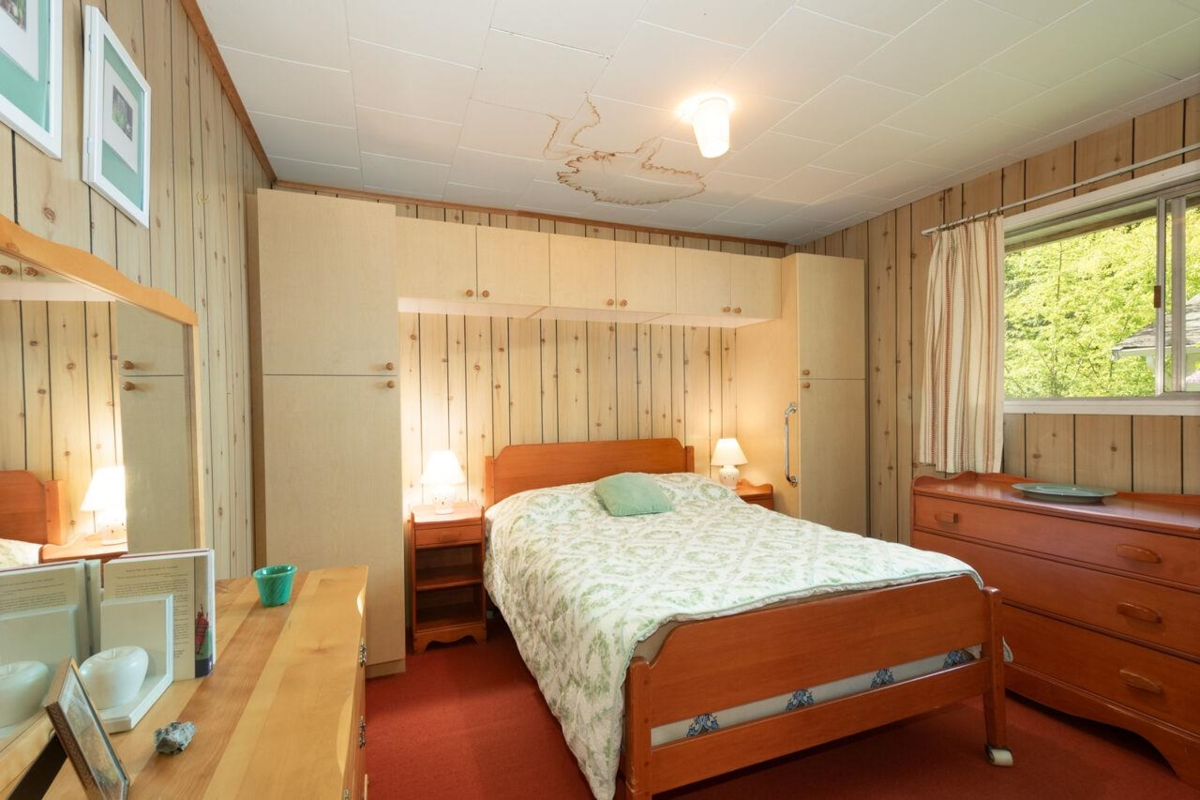 Breakfast Nook Photo of 508 Collins Road, Bowen Island, BC