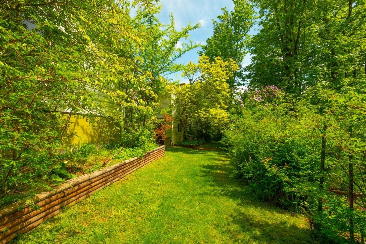Entry Foyer Photo of 508 Collins Road, Bowen Island, BC