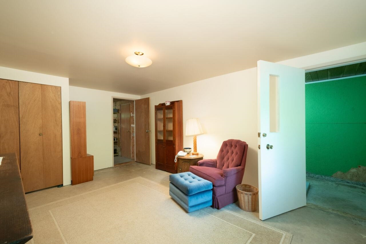 Walk-In Closet Photo of 508 Collins Road, Bowen Island, BC