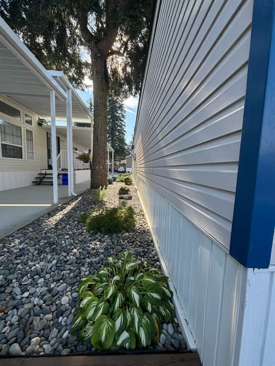 Kitchen Island Photo of 4 6338 Vedder Road, Chilliwack, BC