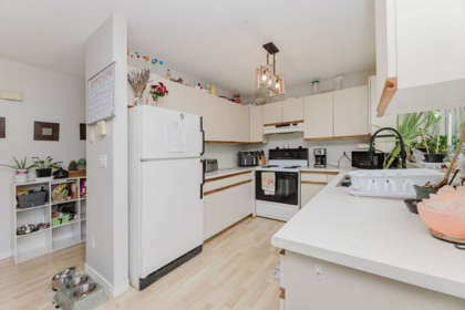 22 5761 Wharf Avenue, Sechelt, BC, Sechelt — Townhouse for sale